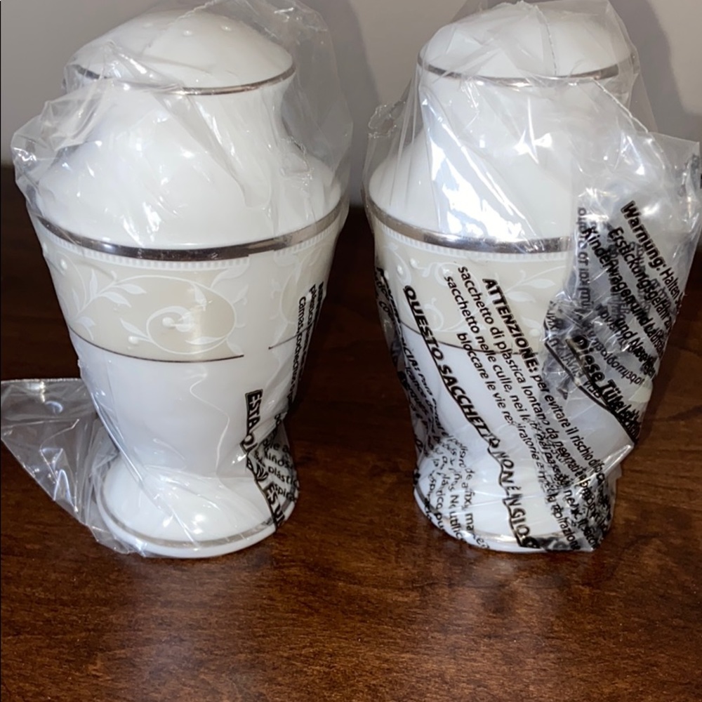Lenox salt &  pepper shaker never used.China piece